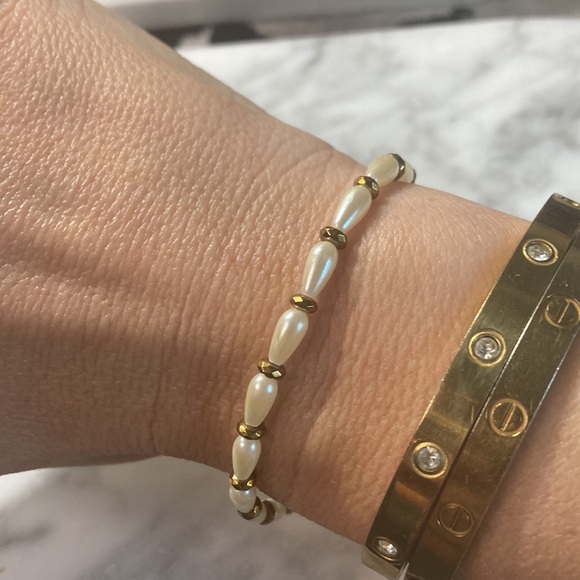 Fresh water pearl rice shaped bracelet with gold toned hematite bracelet - Picture 2 of 4